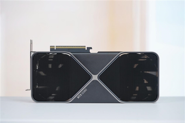 河内1.5分彩:一如既往的精美!NVIDIA RTX 5080显卡图赏