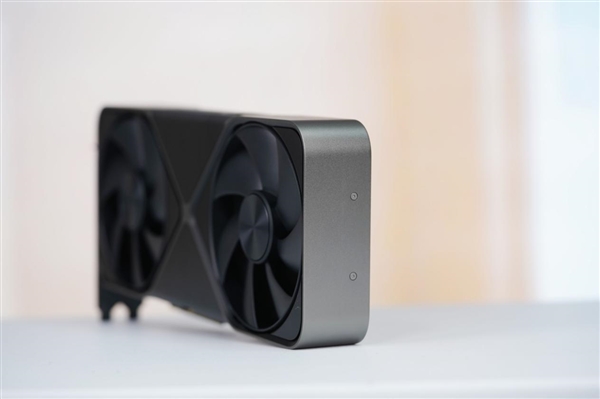 河内1.5分彩:一如既往的精美!NVIDIA RTX 5080显卡图赏