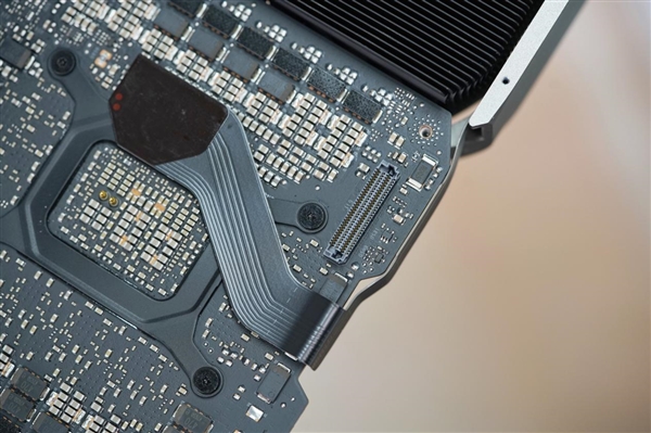 河内1.5分彩:一如既往的精美!NVIDIA RTX 5080显卡图赏