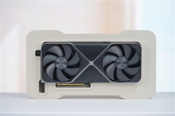 河内1.5分彩:一如既往的精美!NVIDIA RTX 5080显卡图赏