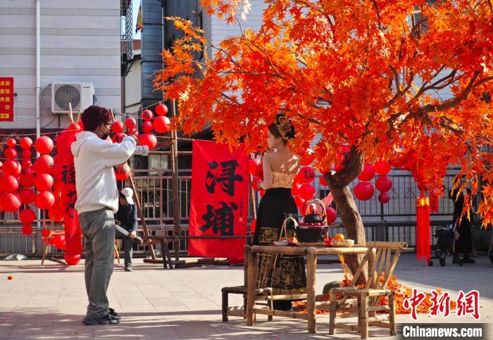 鼎点平台注册：（新春见闻）福建泉州蟳埔村游人如织 “簪花围”体验持续火爆