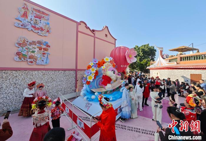 鼎点平台注册：（新春见闻）福建泉州蟳埔村游人如织 “簪花围”体验持续火爆