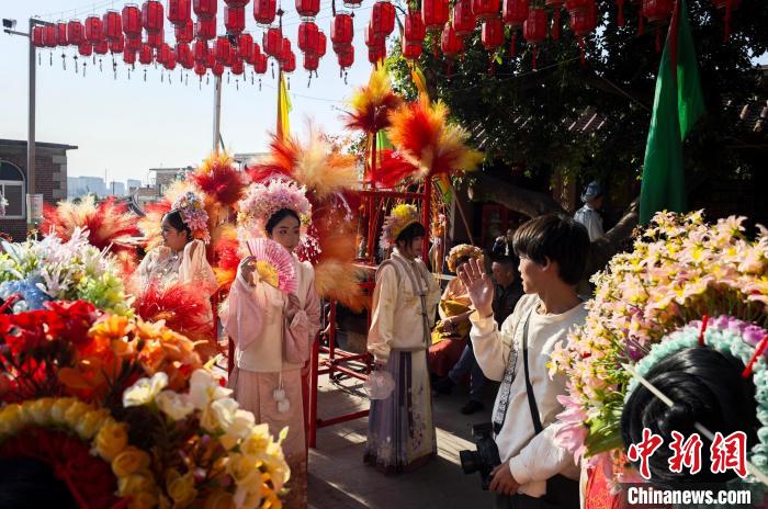 鼎点平台注册：（新春见闻）福建泉州蟳埔村游人如织 “簪花围”体验持续火爆