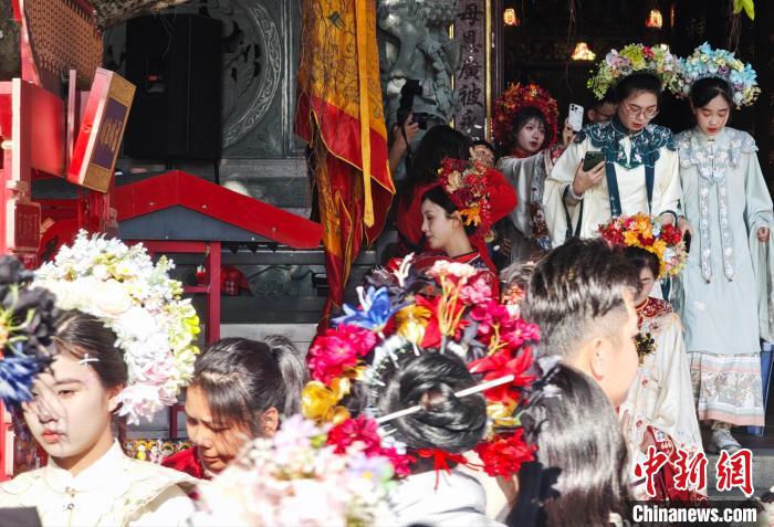 鼎点平台注册：（新春见闻）福建泉州蟳埔村游人如织 “簪花围”体验持续火爆