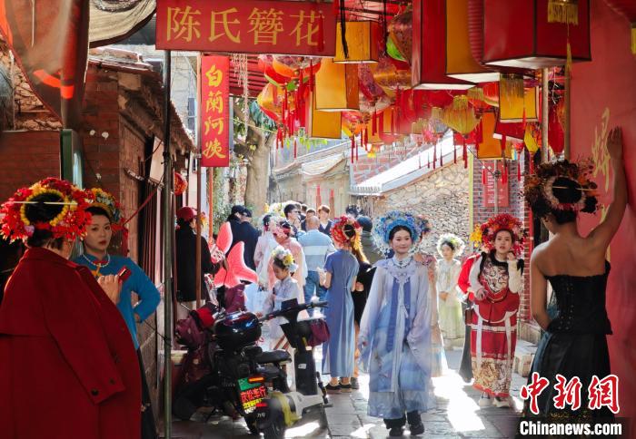 鼎点平台注册：（新春见闻）福建泉州蟳埔村游人如织 “簪花围”体验持续火爆