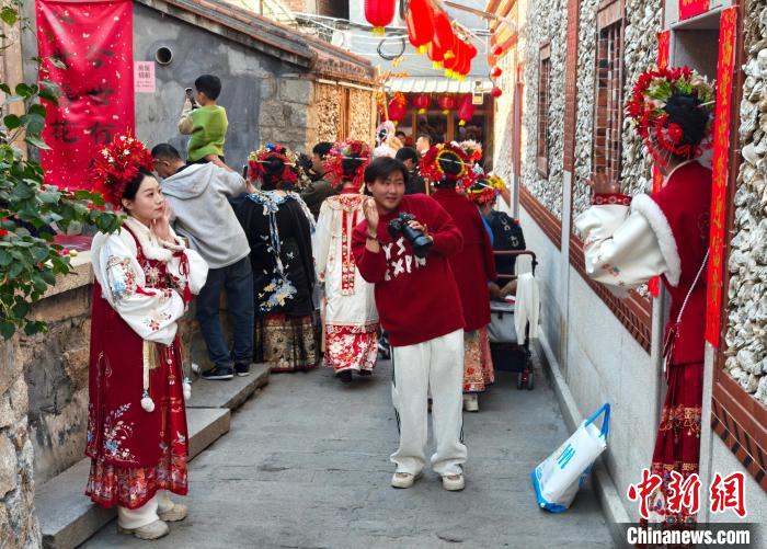 鼎点平台注册：（新春见闻）福建泉州蟳埔村游人如织 “簪花围”体验持续火爆