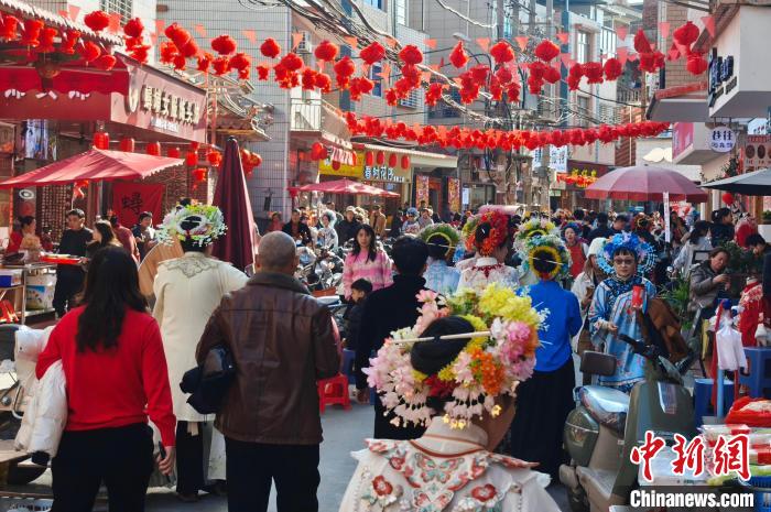 鼎点平台注册：（新春见闻）福建泉州蟳埔村游人如织 “簪花围”体验持续火爆