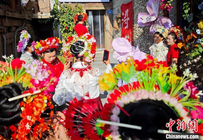鼎点平台注册：（新春见闻）福建泉州蟳埔村游人如织 “簪花围”体验持续火爆