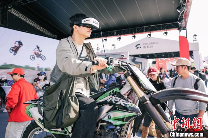鼎点娱乐:MXGP亮相F1带来精彩体验 冰人“莱科宁”跨界MXGP